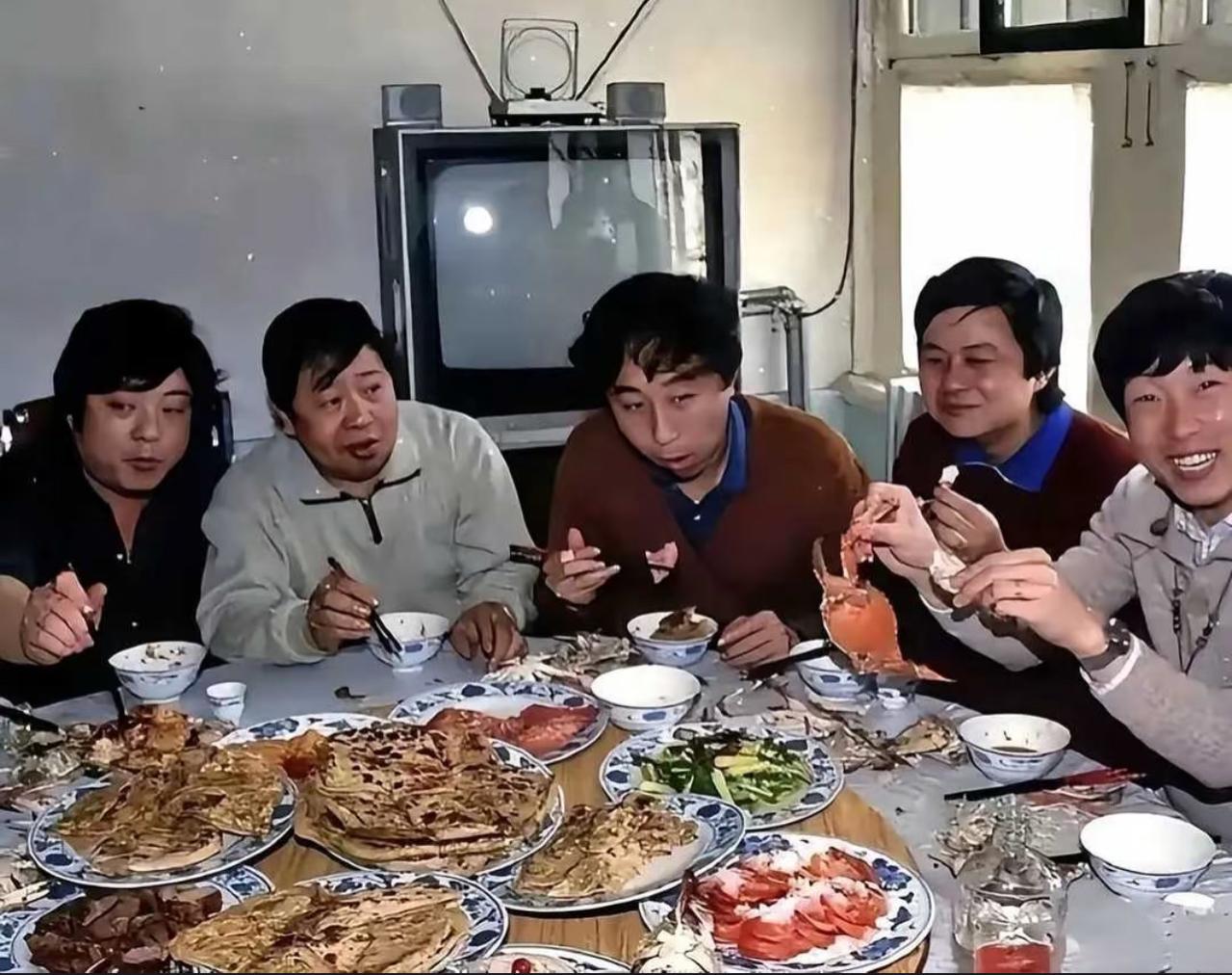 1989年，相声圈几位名流私下聚餐，认出来其中有冯巩与马季，那个年代的餐食真的很