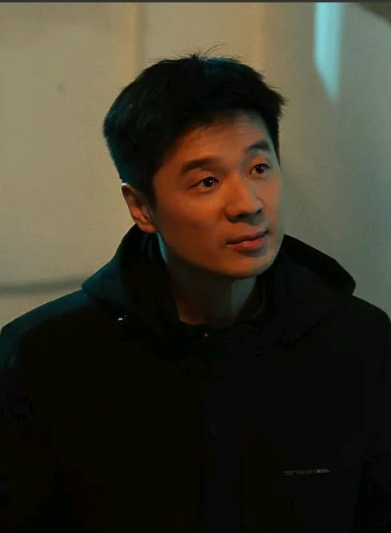 《以法之名》反派刑警队长姜红军引众怒！赵梓冲从《狂飙》'内鬼'到新剧'恶警'，真实警察经历让演技更炸裂