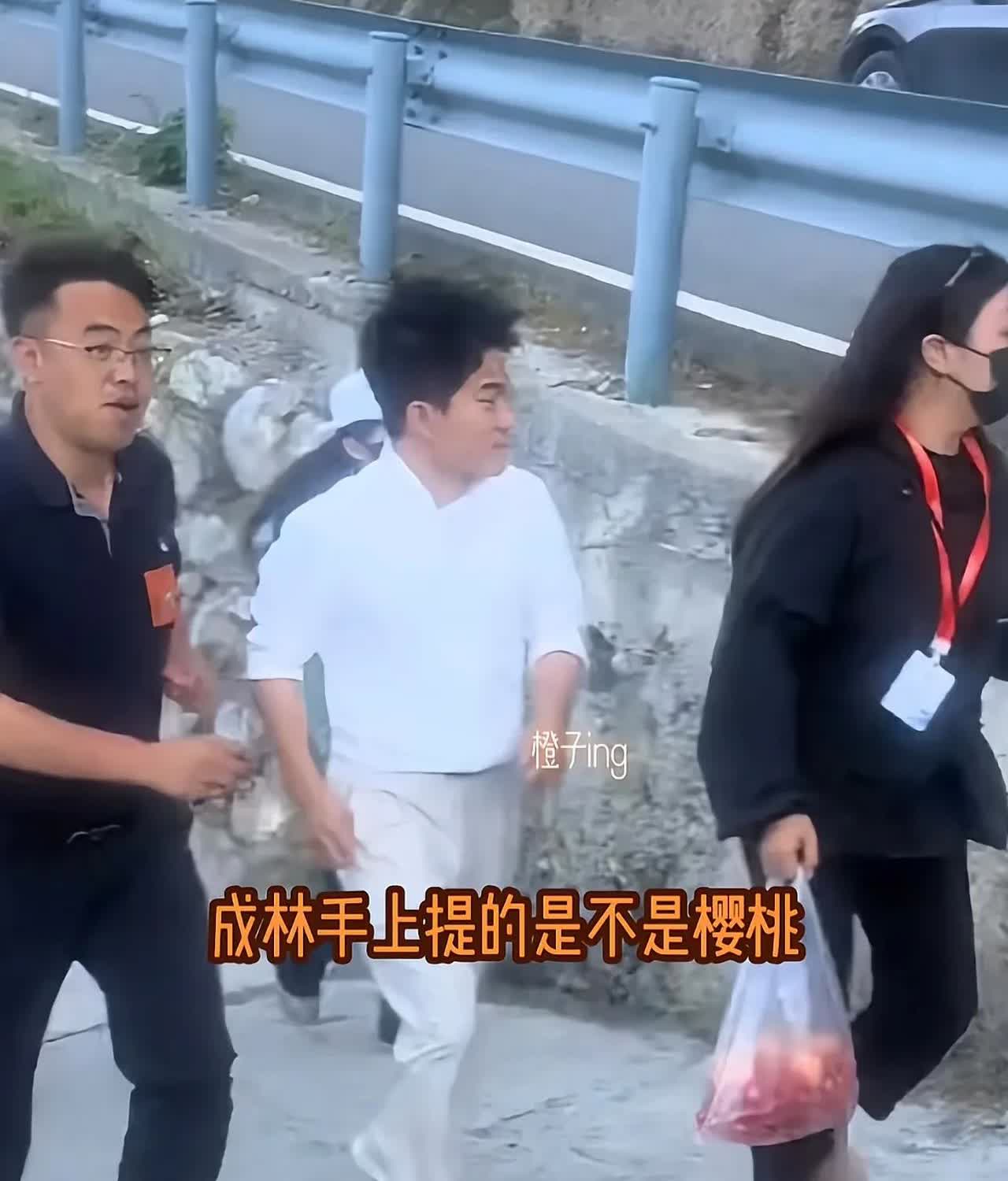 董宇辉助理成林手上拎的是不是樱桃？宇辉说，在几次低血糖之后，身边人都会给他带吃的