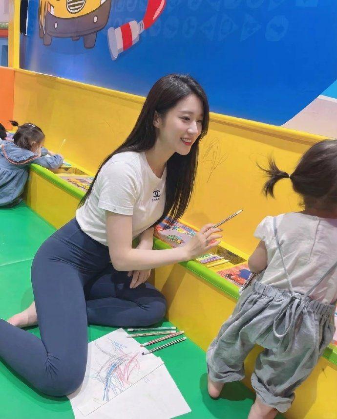 我就说为什么那些男的喜欢去幼儿园接小孩啊，看似接小孩，实则是去像老师了解情况的，