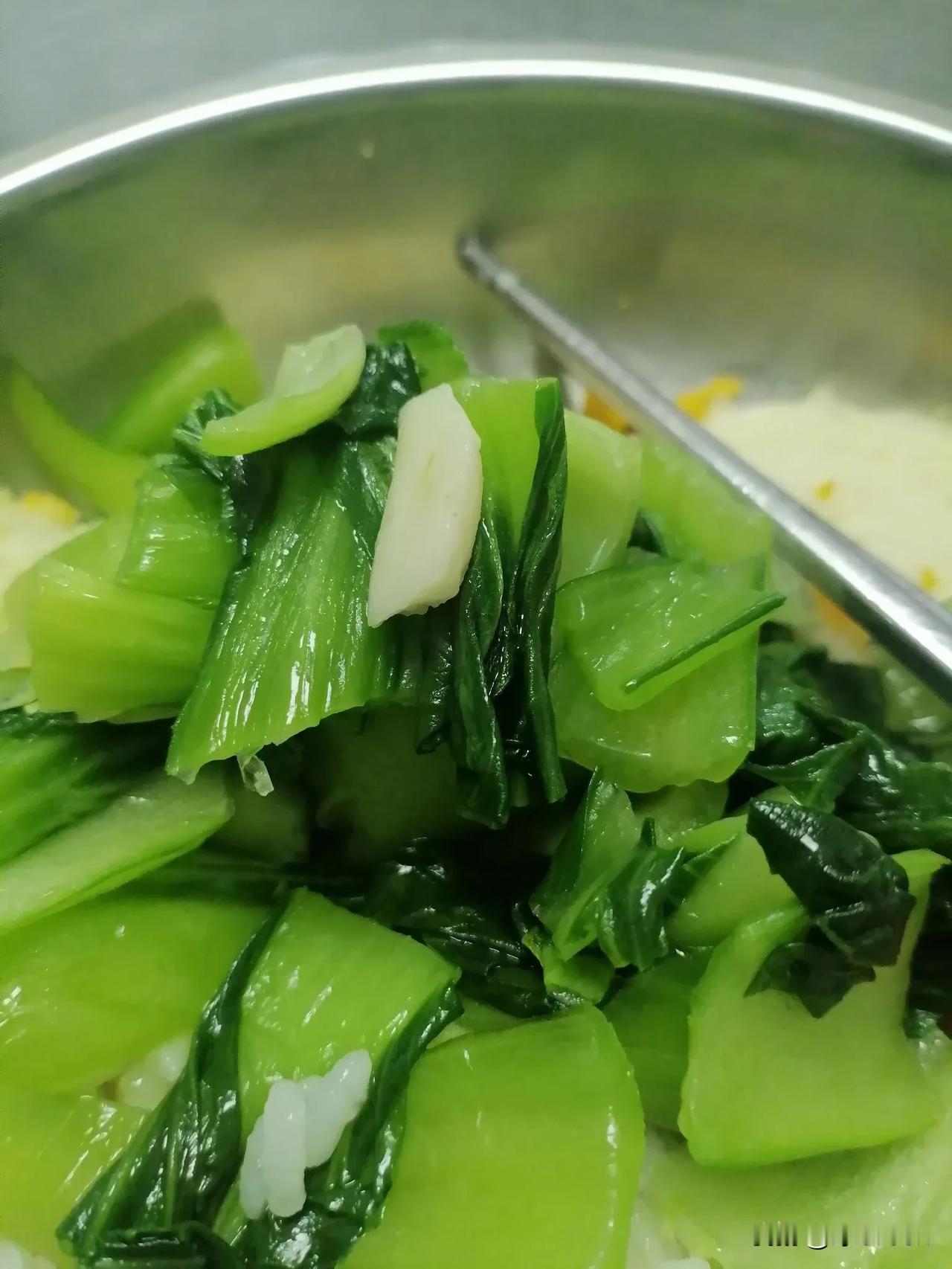 中午炒个青菜，剩下的就是昨天的剩菜。上海青太好吃了。昨天买的儿菜实在太苦了。