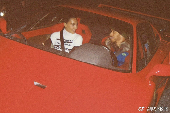 金卡戴珊汉密尔顿承认恋情汉密尔顿晒出在东京的漂移视频，金·卡戴珊坐副驾。不得