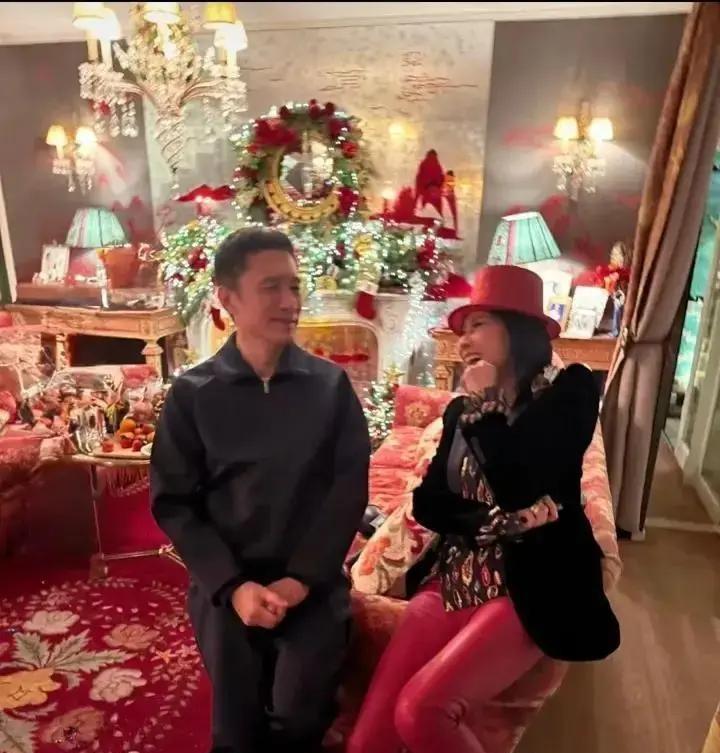 当王菲素颜提着一瓶酒走进刘嘉玲家，整个娱乐圈的社交面具瞬间碎裂。你看到的不是红