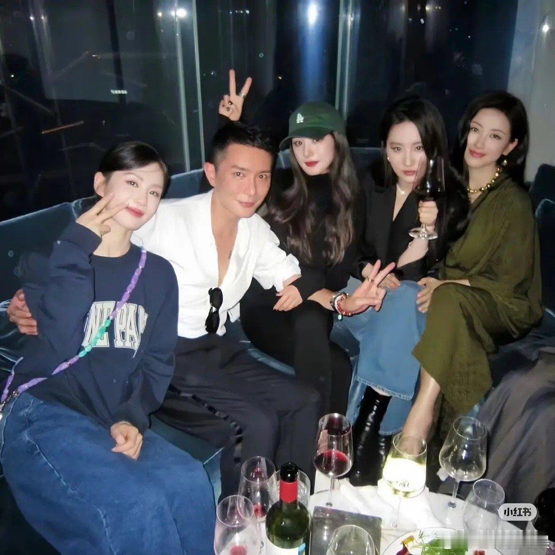 杨幂刘亦菲去年还在坐在一起喝酒，今年就成仇人了，番位真是害人不浅​​​