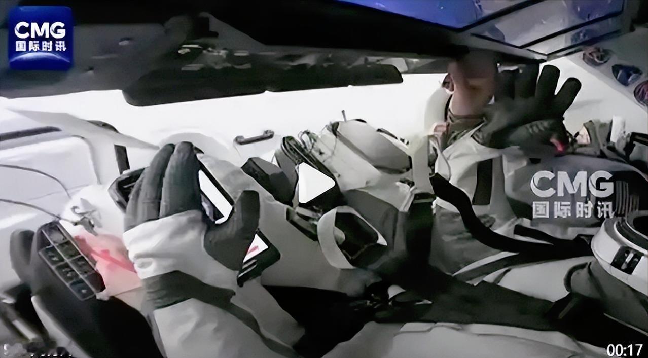 国际空间站25年运行史上头一遭，4名宇航员突然紧急撤离，美国SpaceX的“龙”