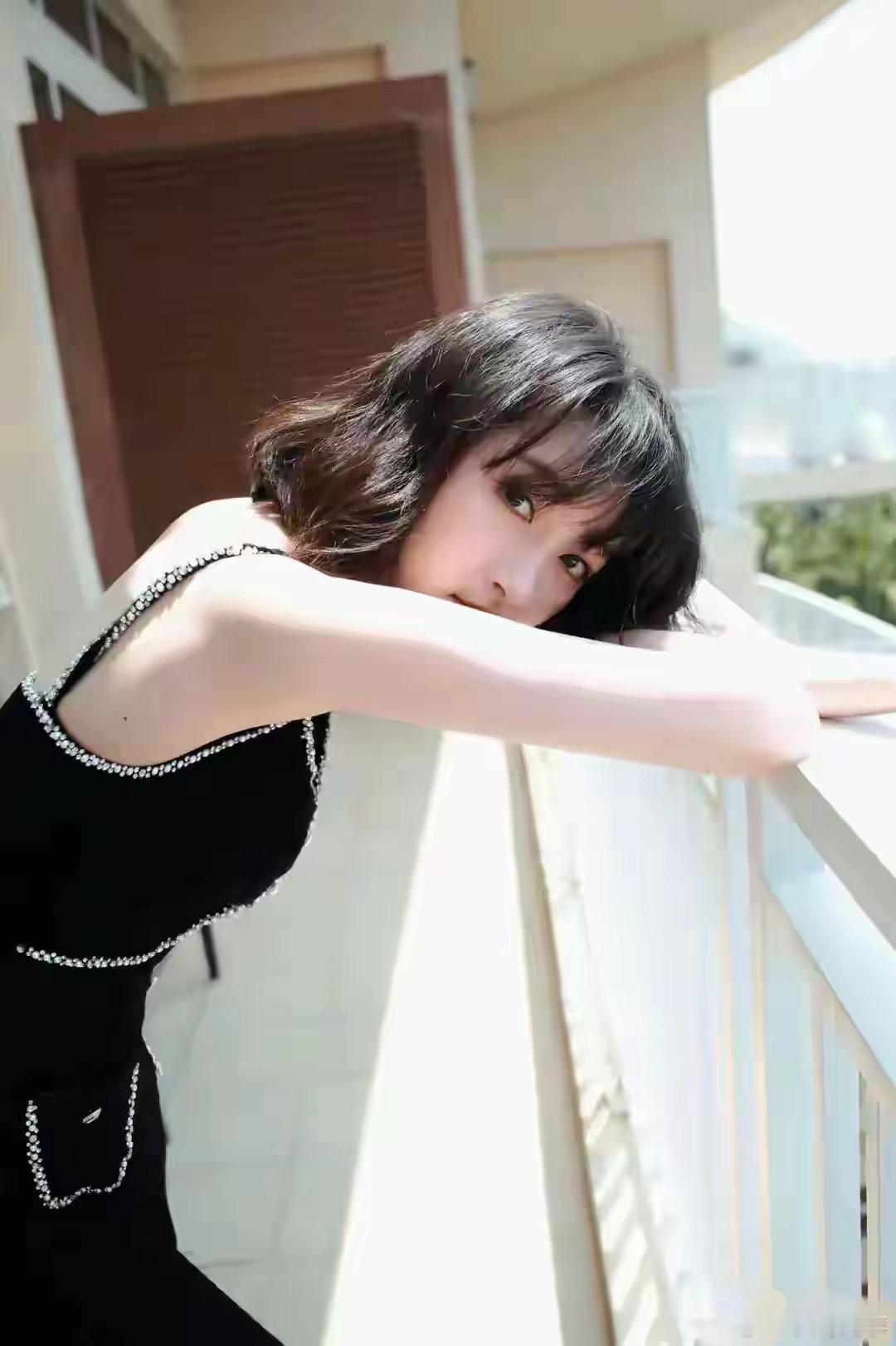 关晓彤吊带露脐装惊艳！天使面孔魔鬼身材，女人味十足。​​​