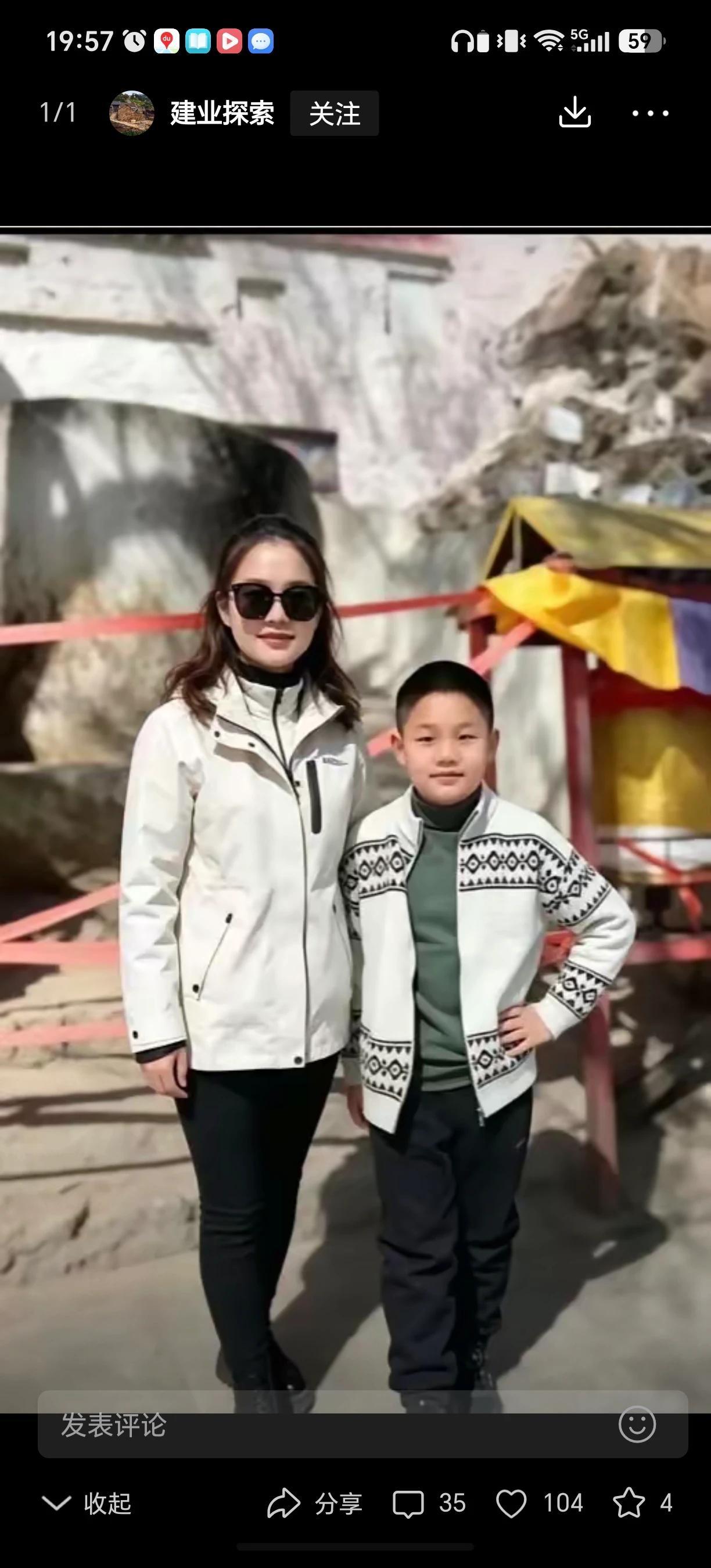 网友的深挖能力实在让人佩服，一张合照直接戳穿了曹三姐长久以来的谎言。平日里一