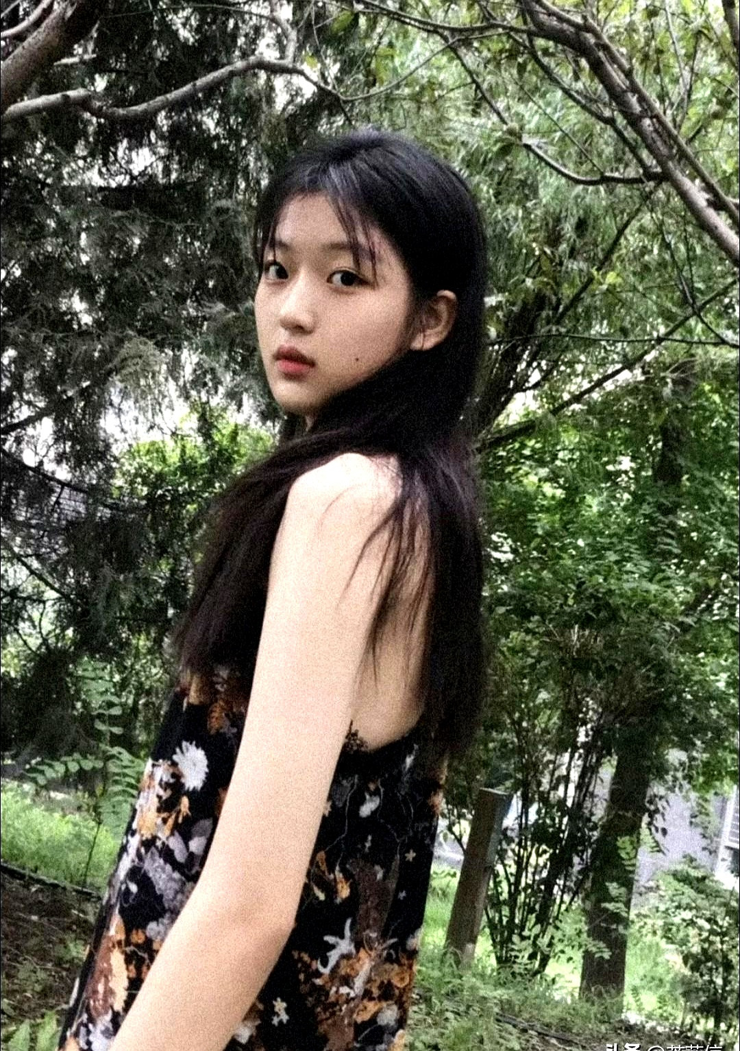 很多人一直纳闷孙千凭什么戏约不断，五官不算拔尖，甚至常年被嘲是娱乐圈“普女”，直到翻出她19岁刚签约