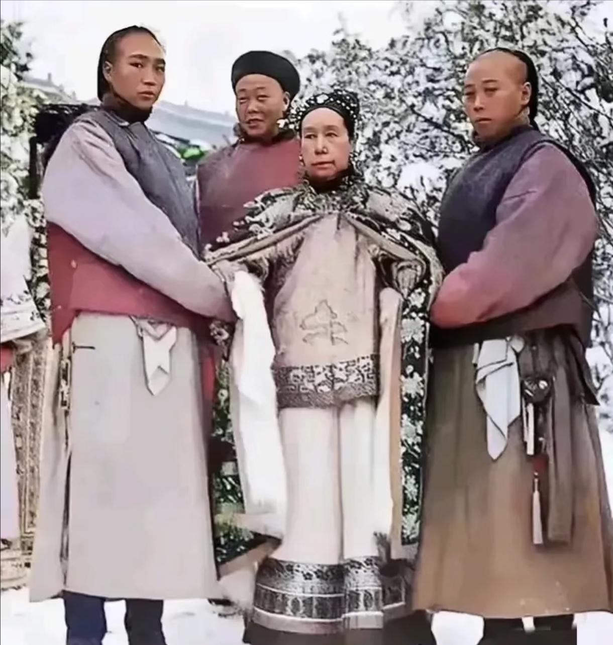 1908年冬天，慈禧太后没了。消息传到李莲英这儿，他正在自己屋里喝茶。手里的