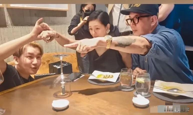 这大概是大S最幸福的时候吧！带着具俊晔四处秀恩爱，恨不得告诉全世界我们很幸福！