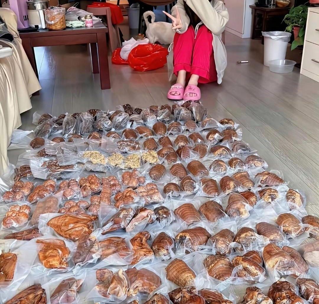 刷到这条的时候，我酸得直拍大腿。不是羡慕她爸给她买名牌，也不是羡慕她妈天天接