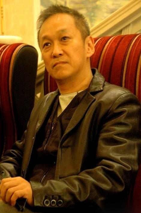 一年50万，港币，80年代。成龙给他开的工资。就一个活儿：当司机，兼助理。四