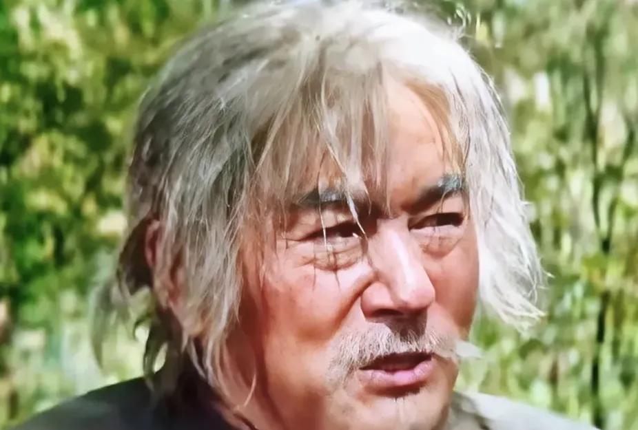 《归队》:老把头和老山东（胡军饰演)等人发现了一棵罕见的七品叶野山参，老把头准备