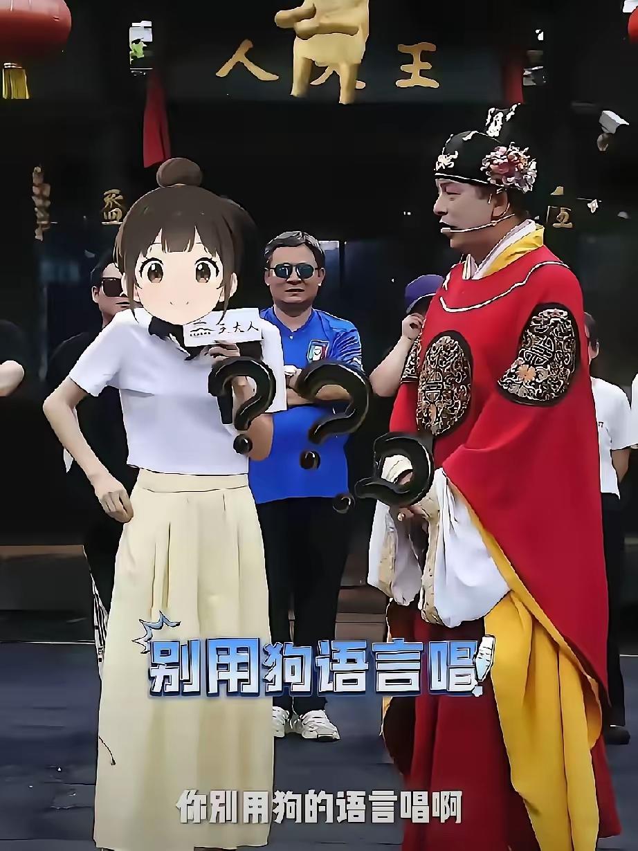 8月15日，女游客在万岁山舞台要唱日语歌，被主持人一句“别用狗的语言唱”当场怼回
