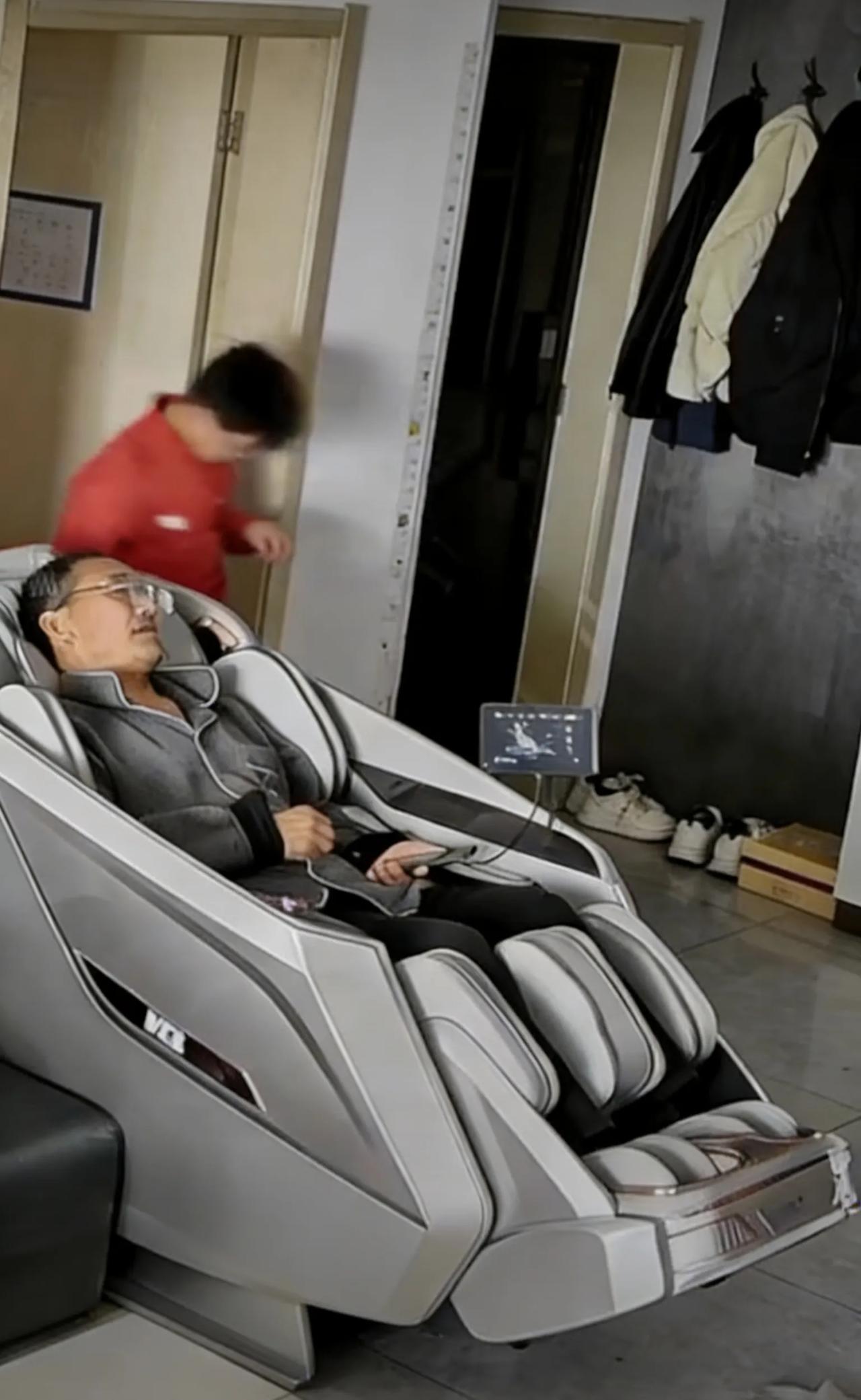 爷爷睡沉喊不应，孙子探鼻息后一巴掌强制叫醒，你看懂了吗？2026年2月11日