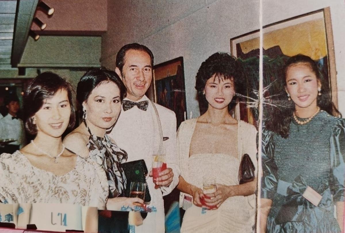 赌王、二太蓝琼缨及女儿何超琼与朱玲玲等人的合影。照片拍摄于1983年，40岁的