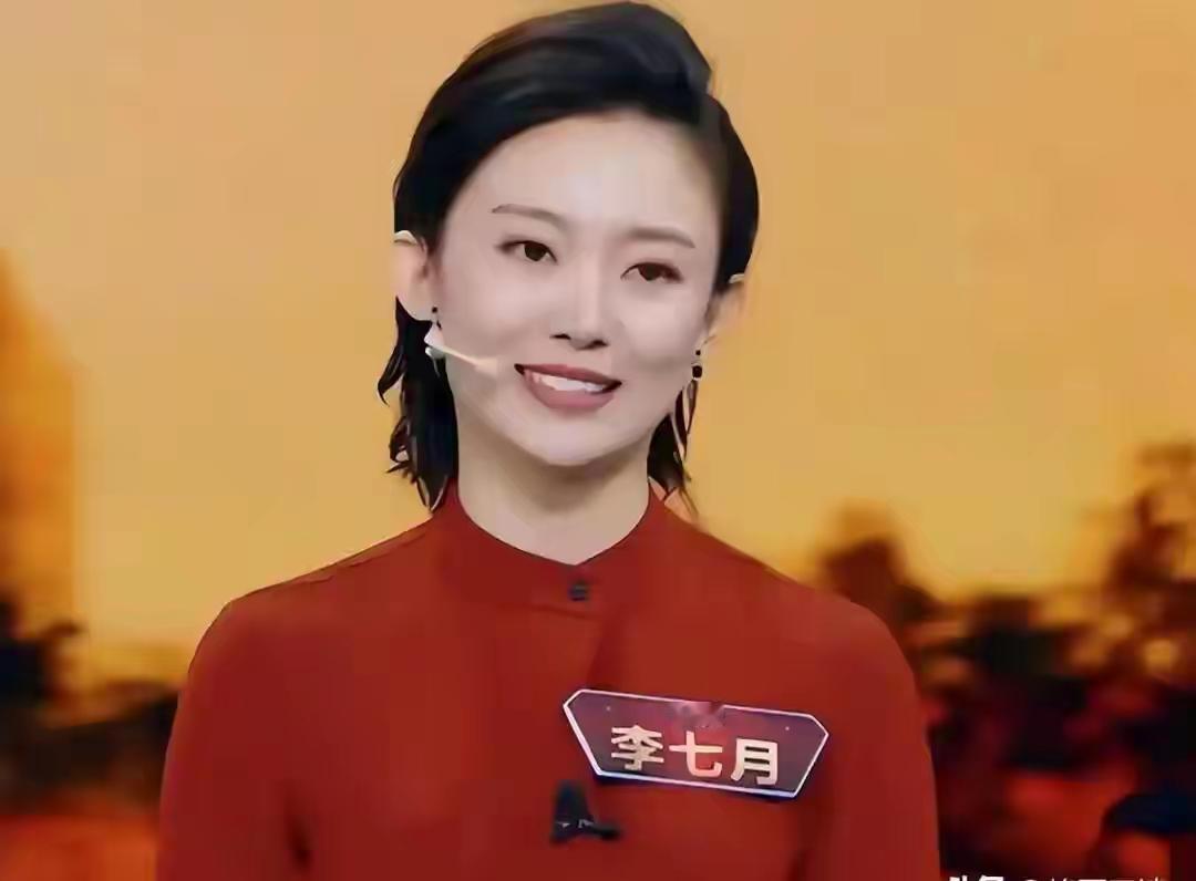 李七月曾是央视备受看好的主持人，2019年主持人大赛获文艺组铜奖，董卿都夸她有感