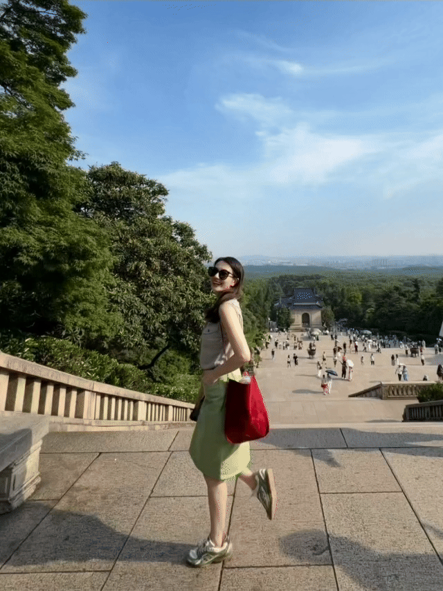 高圆圆穿搭还是杨桃那味儿还是记忆里的样子。高圆圆一身素雅穿搭，在慢下来的旅行时光