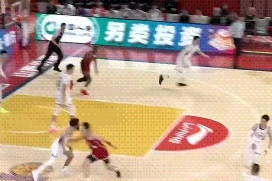 离谱！山西赢球找事，于米提追着豪斯挑衅。CBA太原主场又出事儿！21岁的