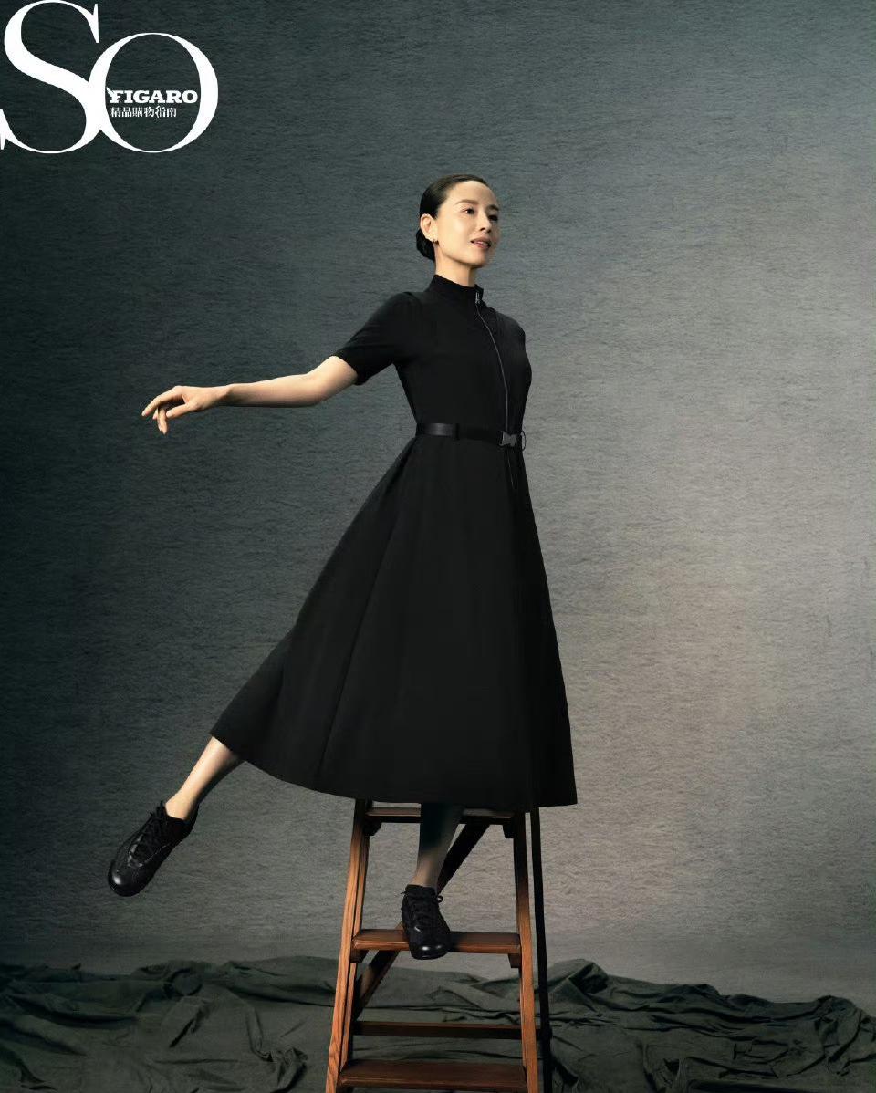 有的女明星，剧里剧外真是天差地别呀，一如董洁……你们看，剧外的董洁（图一图三