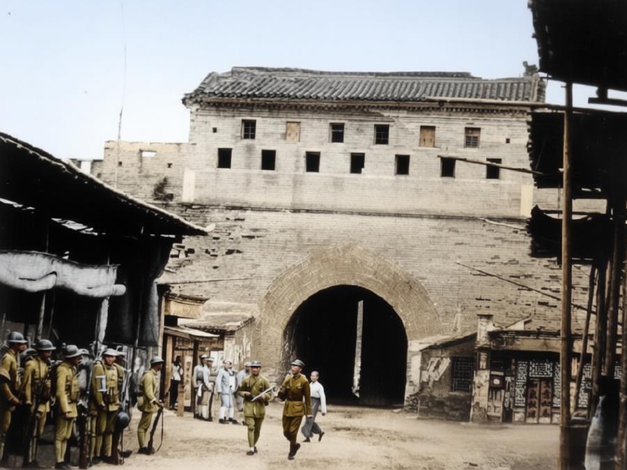 1937年，“七七事变”爆发后，宛平城东门（顺治门）紧闭，斑驳的砖墙上留有密集的