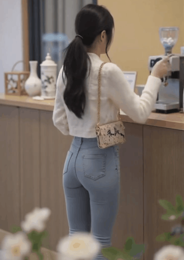 和女朋友一起出去喝咖啡，大家都夸我有福气！