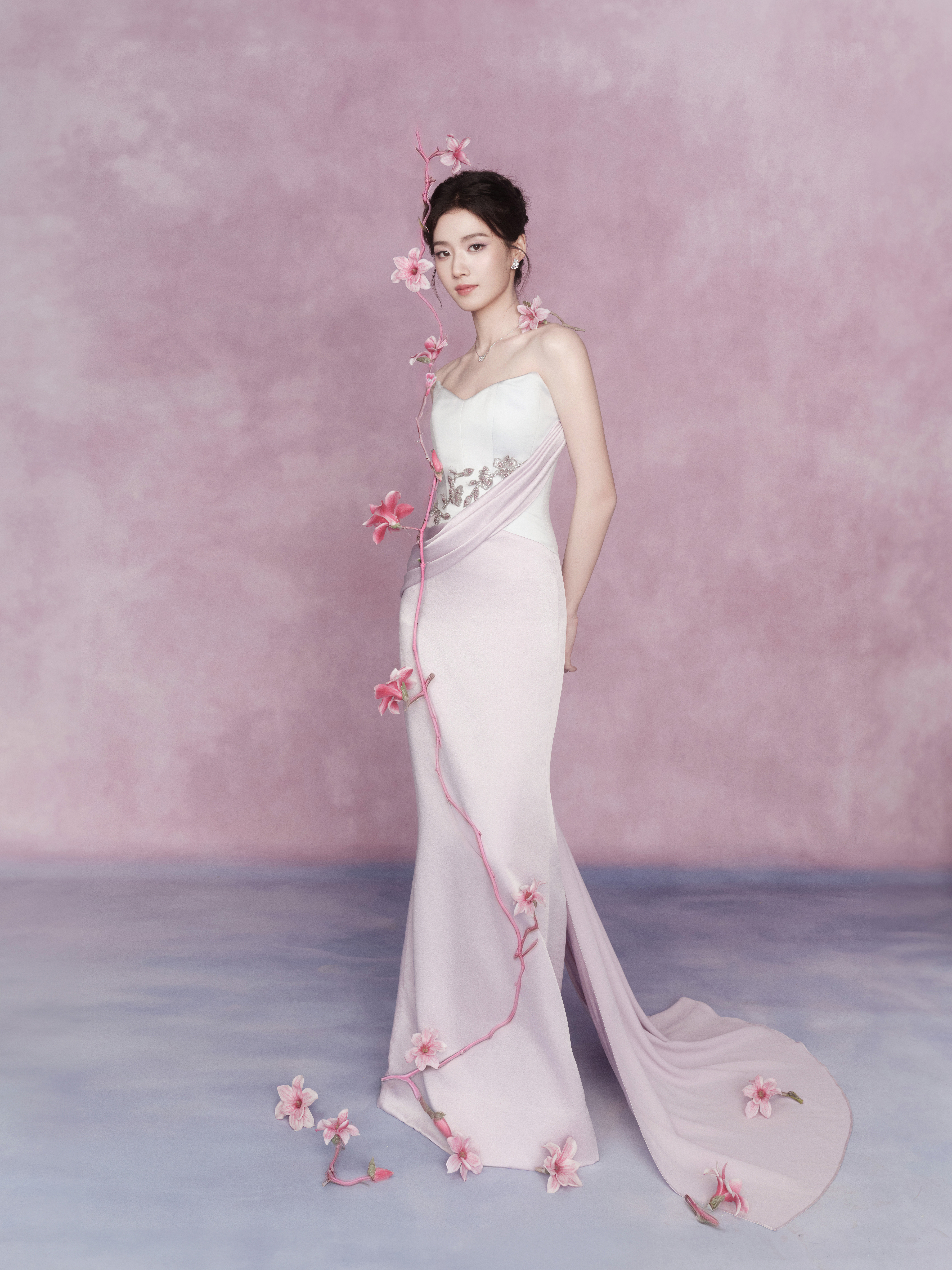 卢昱晓×2026电视剧品质盛典造型大片，身着一袭丝缎刺绣拖尾礼服，搭配C