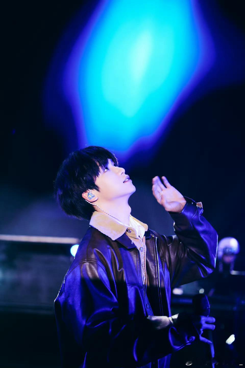 皮夹克梓渝，这原来只是彩排图，这氛围感我差点以为有专业摄影师拍大片呢，果然自身才