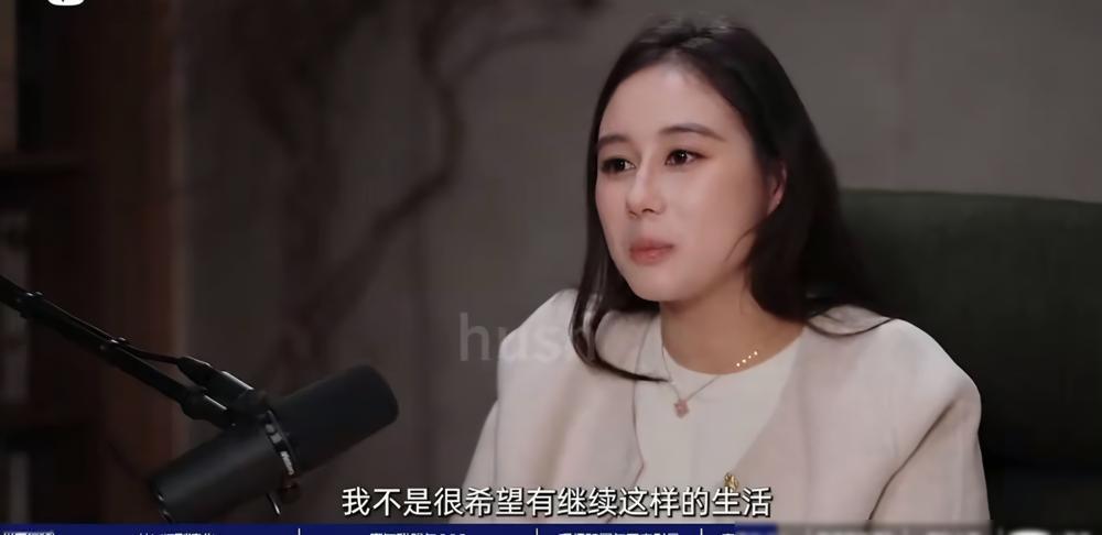 何超欣这张脸，就是四太梁安琪甩给所有觊觎者，一记长达20年的无声耳光。你真以