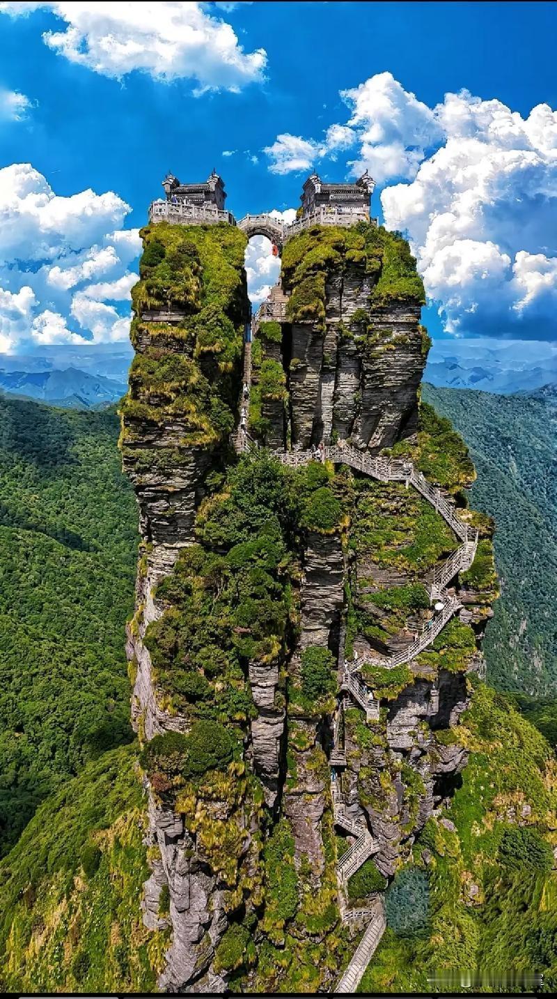 梵净山VS武当山！两座网红金顶，谁名气更大、更难攀爬？经常有人拿两座山对比