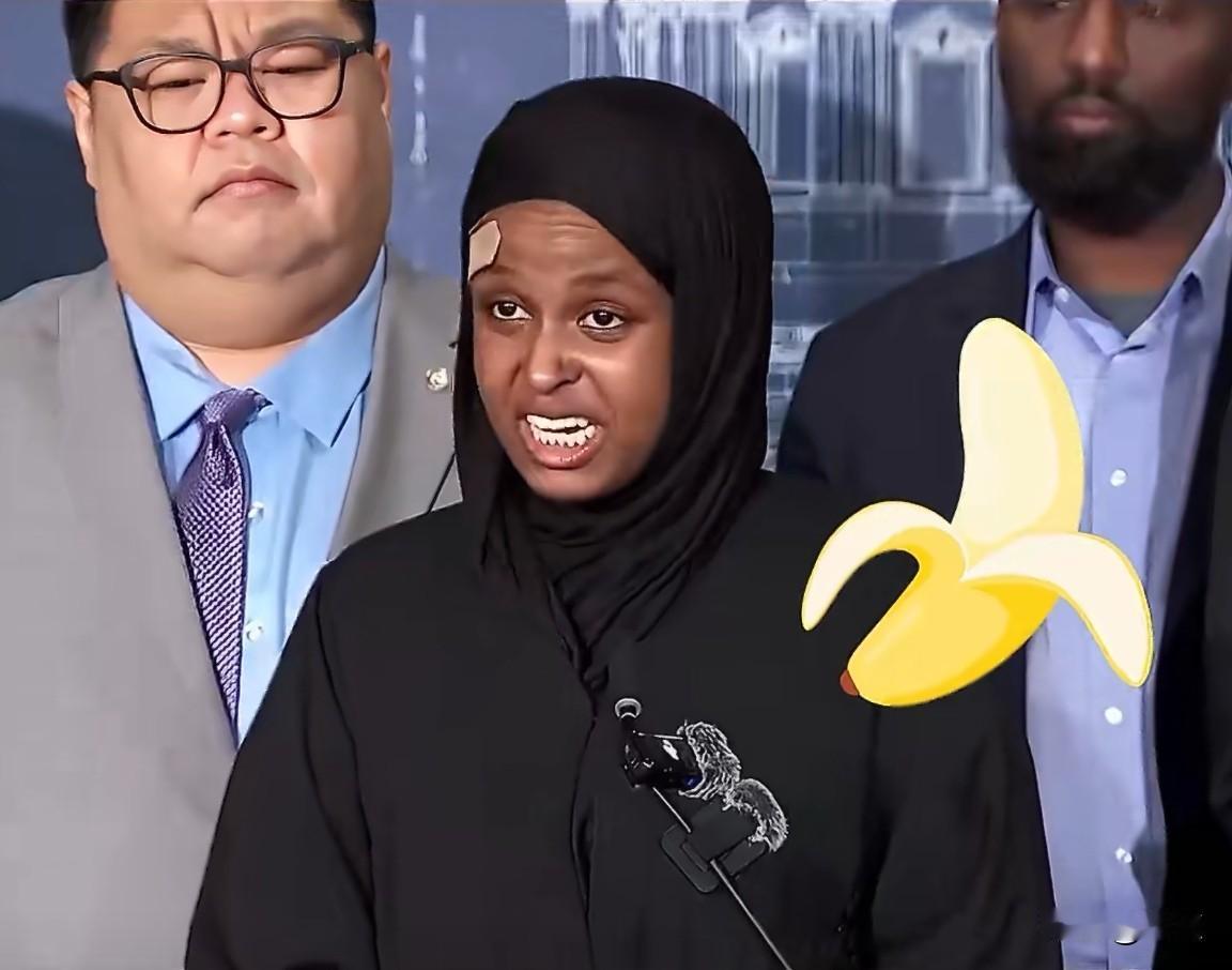 🔻近日，一名女子在公开场合将身为索马里裔美国人的感觉形容为“香蕉拌米饭”，这个