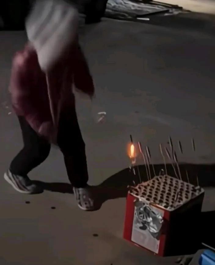 放炮仗的小孩听妈妈的话，小孩儿歌点燃炮仗后准备离远一点，结果妈妈说站在那里不用