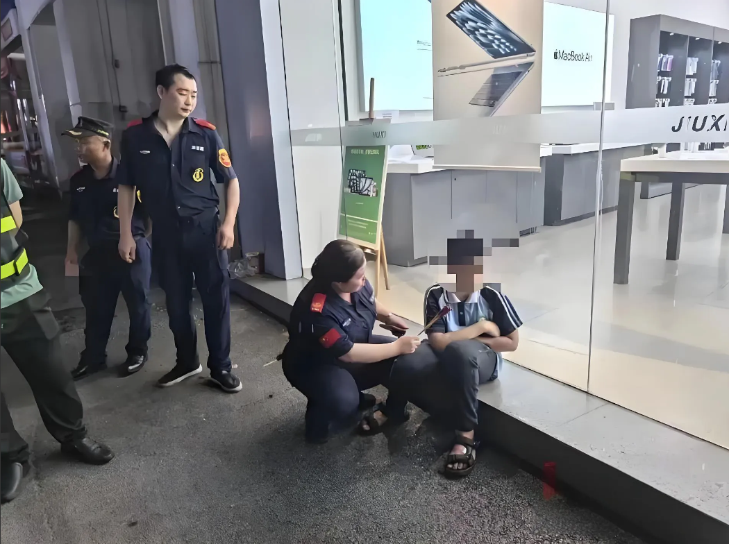12岁少年负气出走那两天：父亲在找他的路上，永远停在了送外卖的街口萍乡的雨