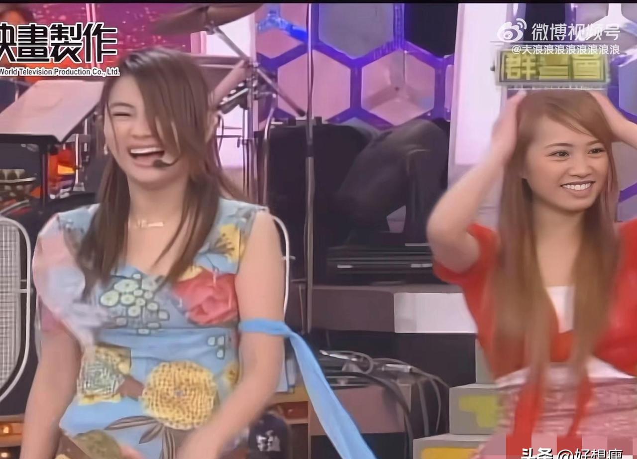 她甩开话筒，一把扯下假发。全场尖叫里，蔡依林光着头搂住Selina的肩，两人在