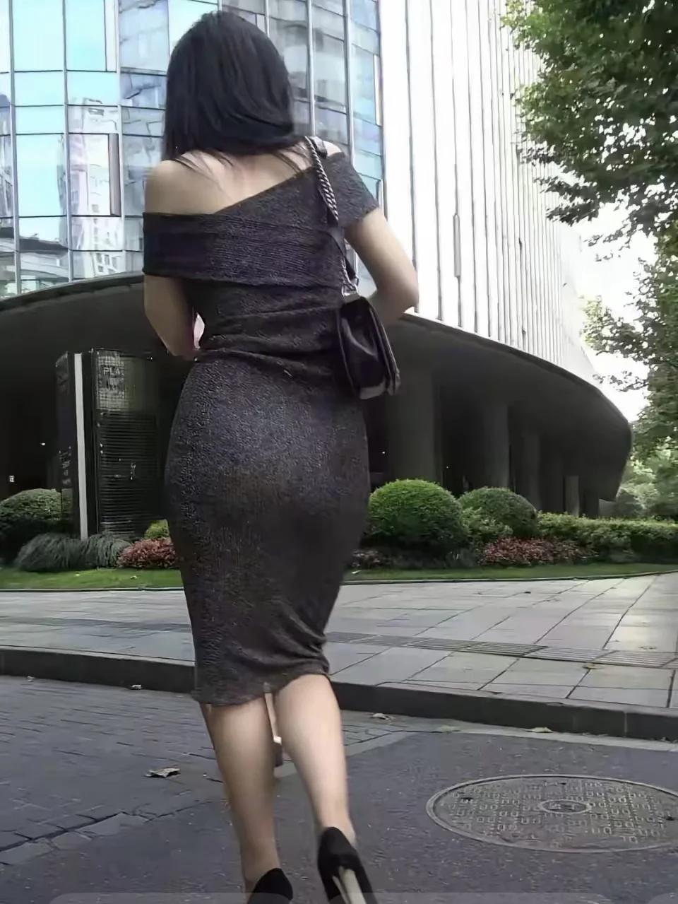 单位里的男女关系我感觉不像“感情”，都是围着权力转。你以为他喜欢你，其实