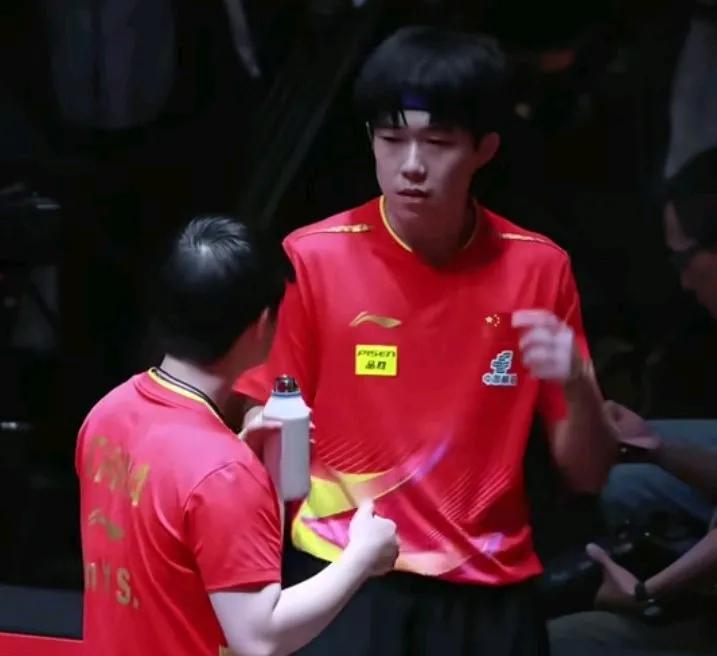 啊，你们发现了吗？莎莎用保温杯喝水呢！天哪，我明白了，莎莎跟我一样？这几天也是生