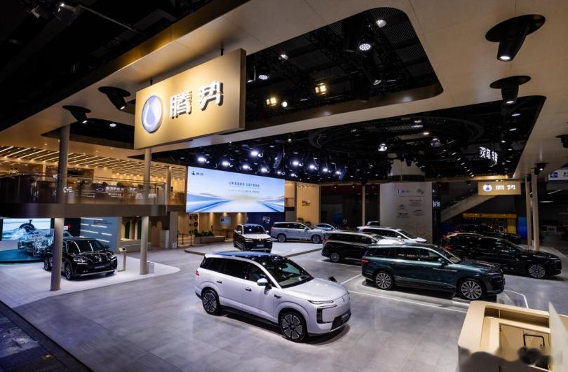 腾势展台，D9还是人最多，六座N8L空间确实大，地板全平，二三排能前后调。Z9G