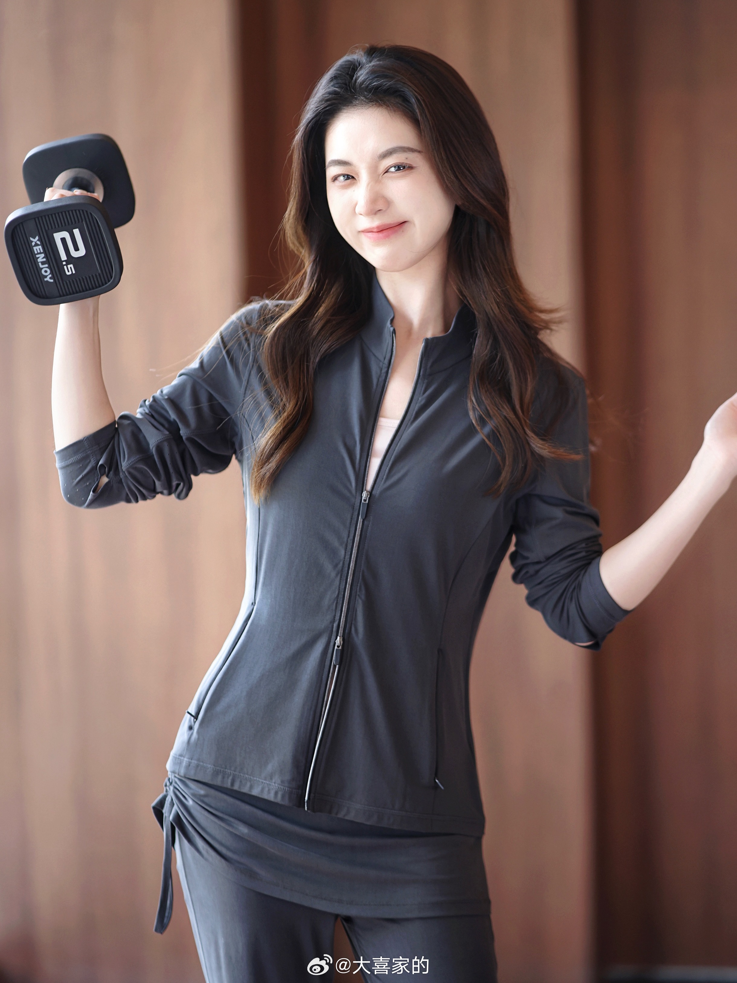 报！各位大王！穿上显瘦10斤的运动套装，粒粒给你们找到啦轻松利落防晒外套+喇叭裤