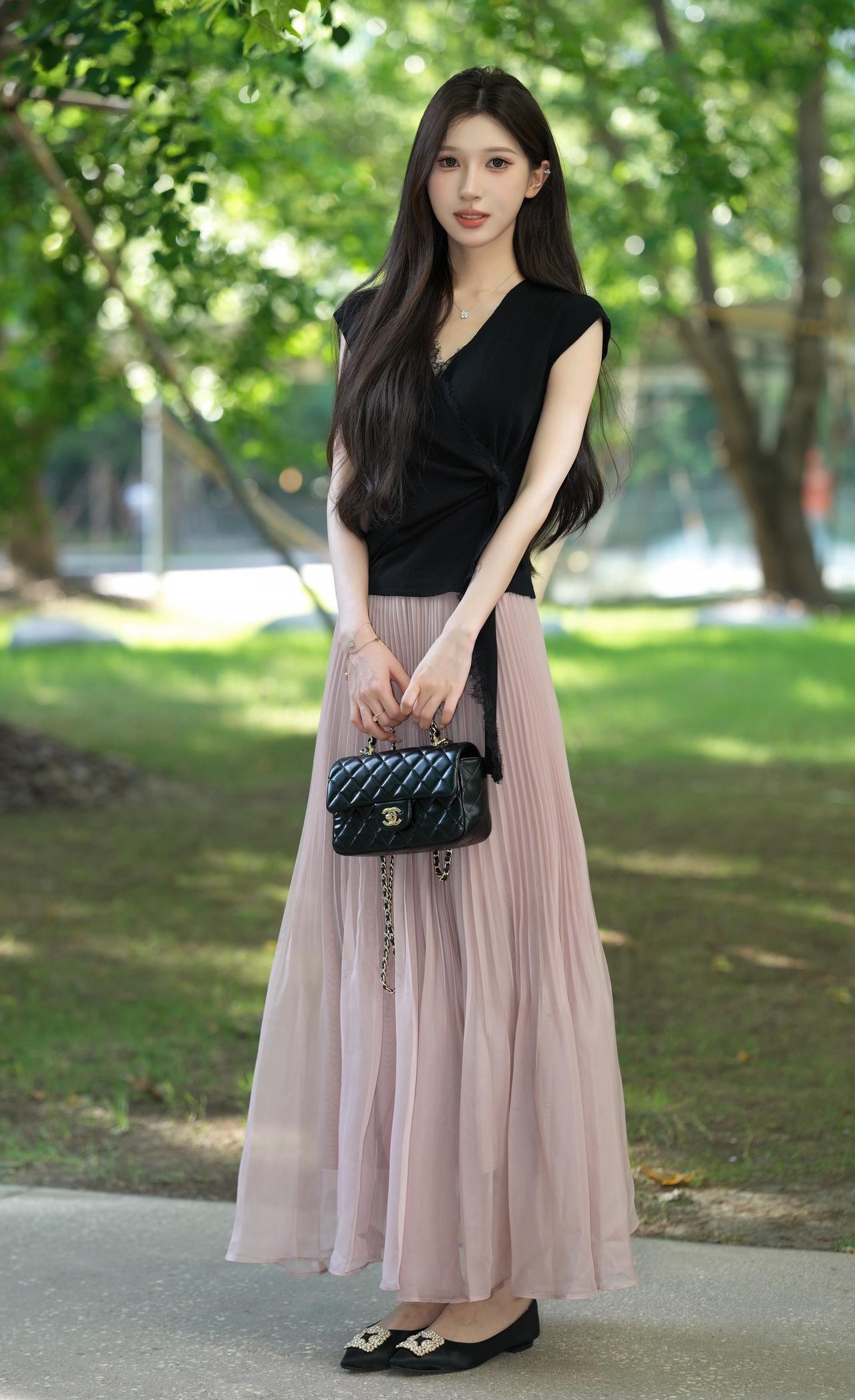 OOTD|经典黑粉配，永不过时的高级感。🖤💖修身黑T+飘逸粉纱