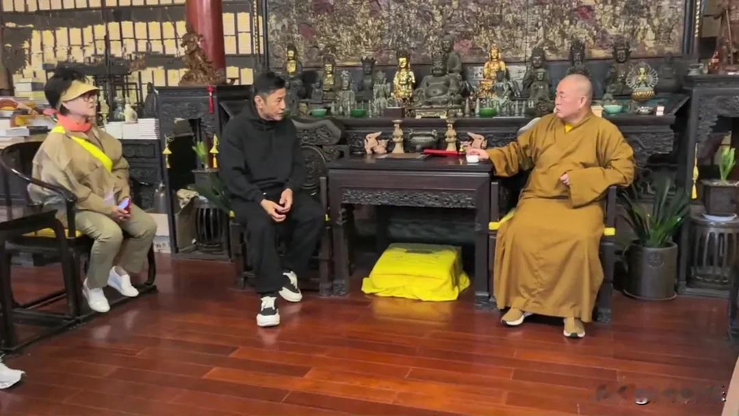 毫无待客之道啊！演员于荣光一家到少林寺拜会释永信，交谈时居然没给水喝，全场只有