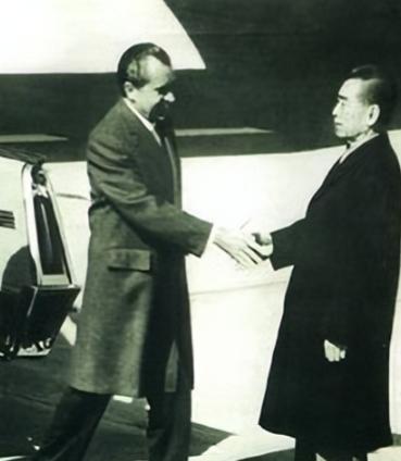 会见尼克松时，毛主席把会见的地点安排在了自己简陋的卧室，尼克松不理解，甚至有点恼