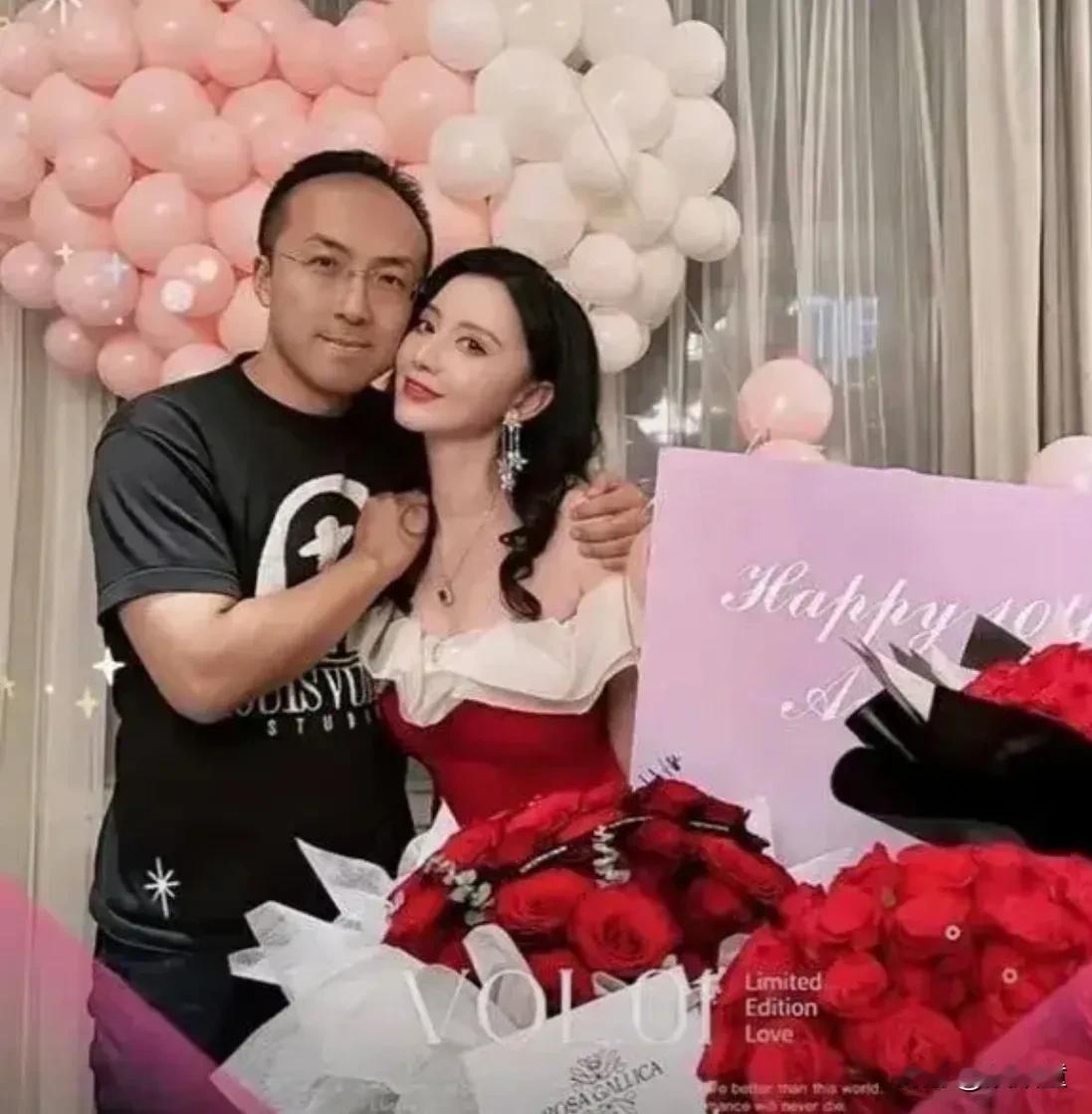 朋友说，张萌特别高明！我不解，她解释到:你看这次她与老公亲吻被拍，整个过程张萌