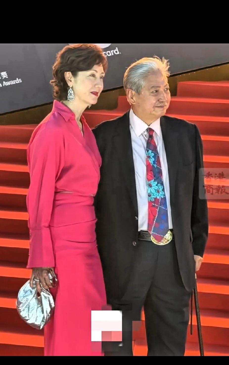 没想到洪金宝老了却瘦了，胖了一辈子基本。这是洪金宝携夫人高丽虹现身活动时的一幕