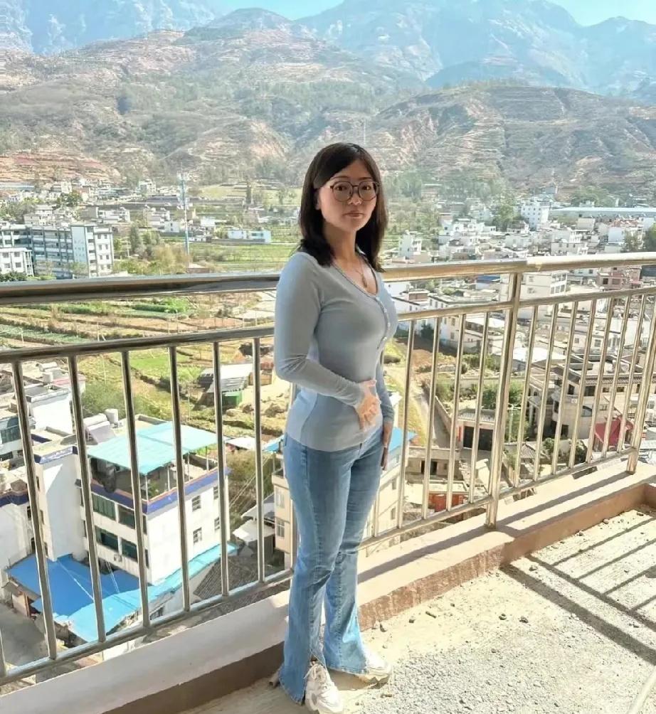 我家房子多好，推开门就能看到这么好的风景，连绵不绝的大山！