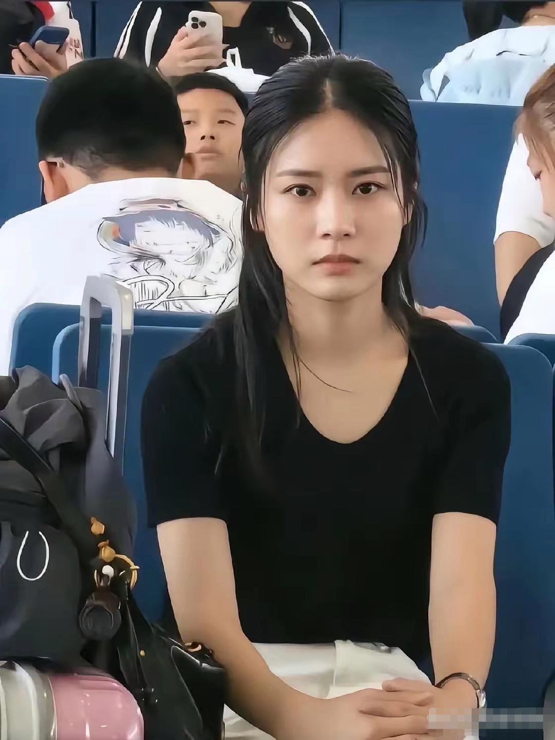 记录者超话记录者超话高铁“素衣女孩”火了！她没有美甲，没有项链，没有发染，没