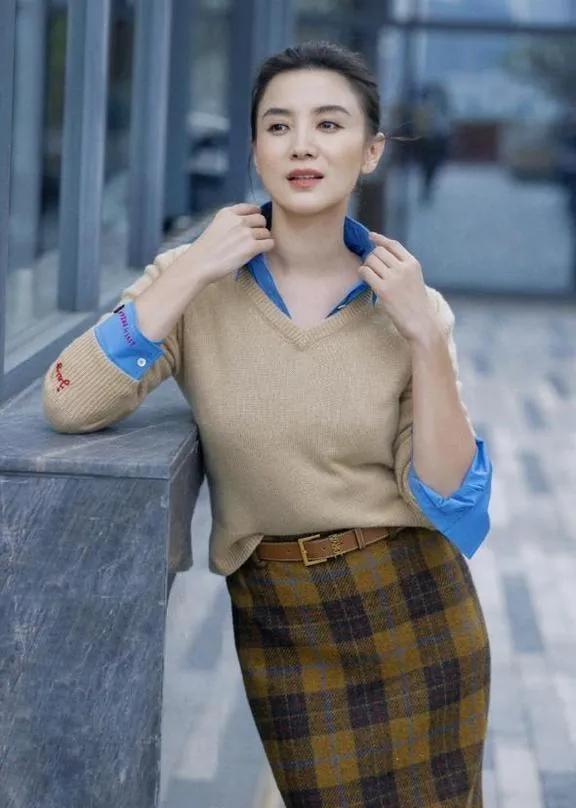宋佳才是衬衫穿搭天花板！不搭裤子、不穿乐福鞋，这4种穿法高级又耐看，照着穿