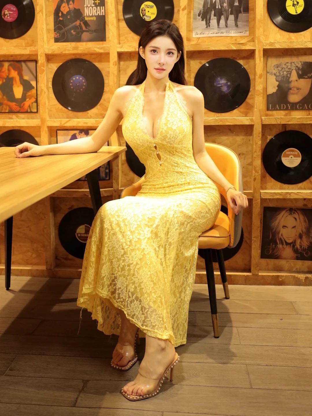 少女风写真照黑胶片音乐中的金色姑娘女生如何穿搭看起来时尚更有品味呢