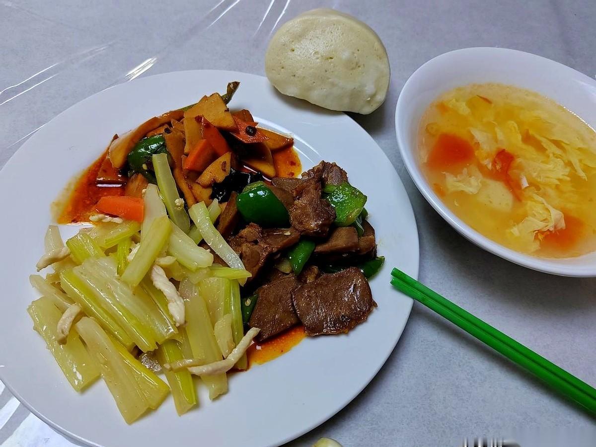 “卫检的来了。”就这么一句话，轰的一下，感觉心脏直接从嗓子眼蹦出来了。明明我