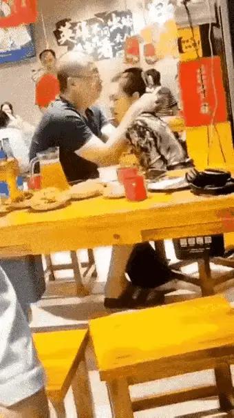 这……这……大白天的，光天化日之下不太好吧[大笑][大笑][大笑]
