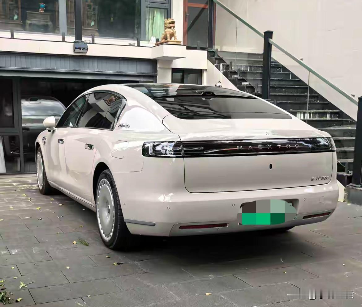 看到尊界S800这车身设计，就明白为什么比亚迪干不赢了！比亚迪做高端豪华车还需要